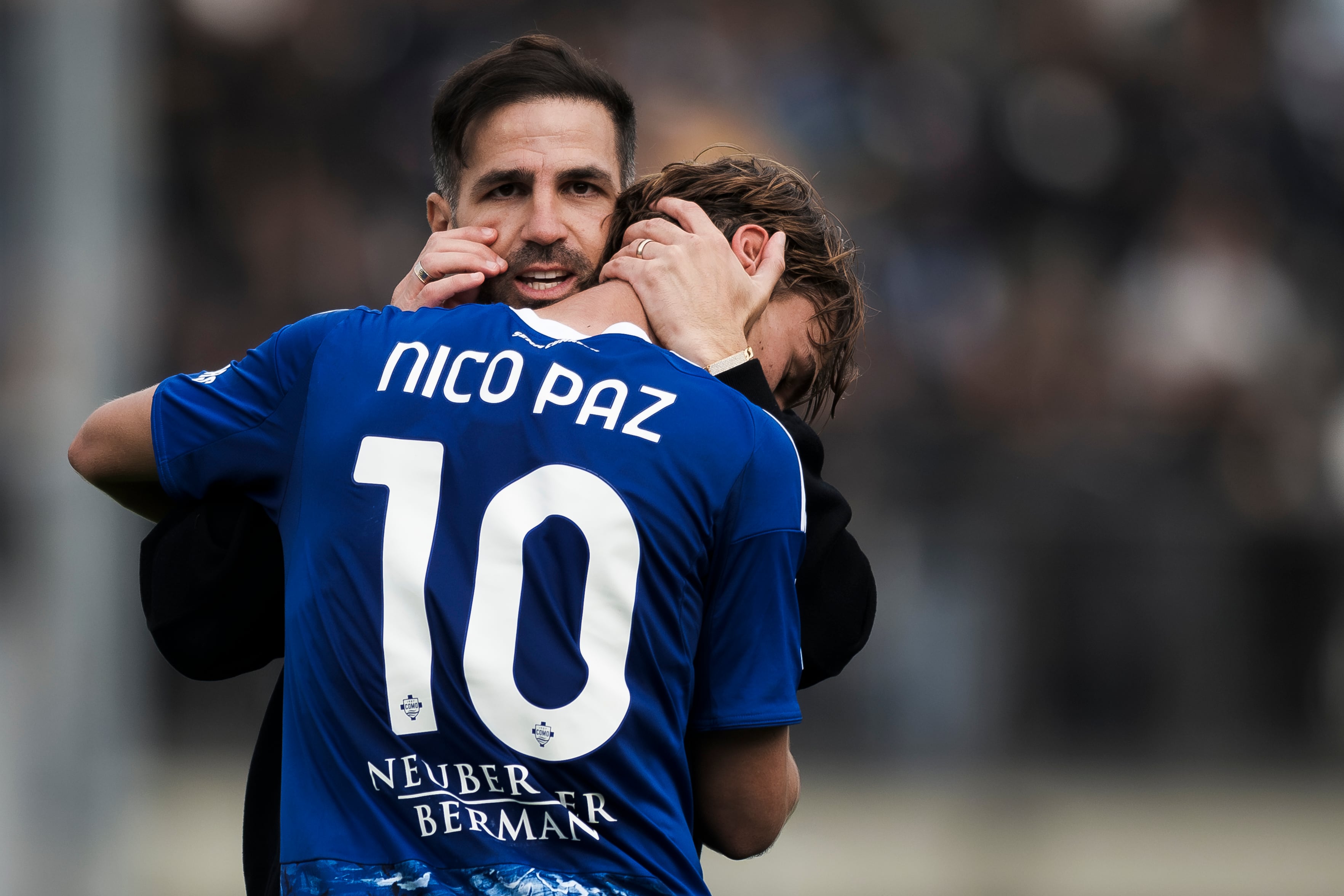 Cesc Fàbregas aconsejando a Nico Paz