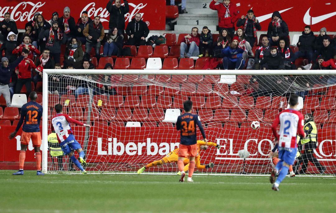 El defensa del Sporting, Francisco Javier García-Noblejas (2i), tras batir al guardameta del Valencia, Jaume Domenech, consiguiendo el primer gol del equipo asturiano durante el encuentro correspondiente a la ida de los octavos de final de la Copa del Rey