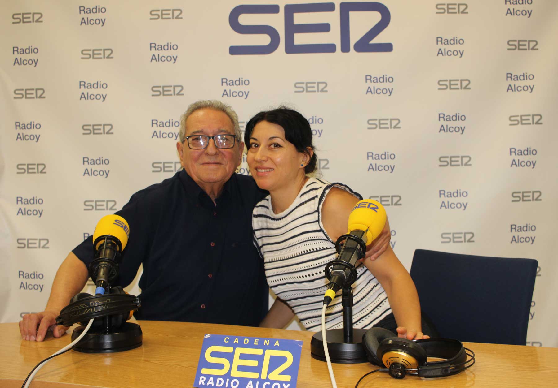 Juan Manuel Bonet i la seua filla, Zulima, en l'estudi central de Radio Alcoy