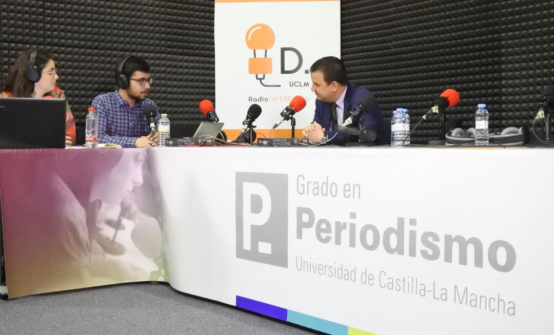 Martínez Arroyo (d) durante la entrevista