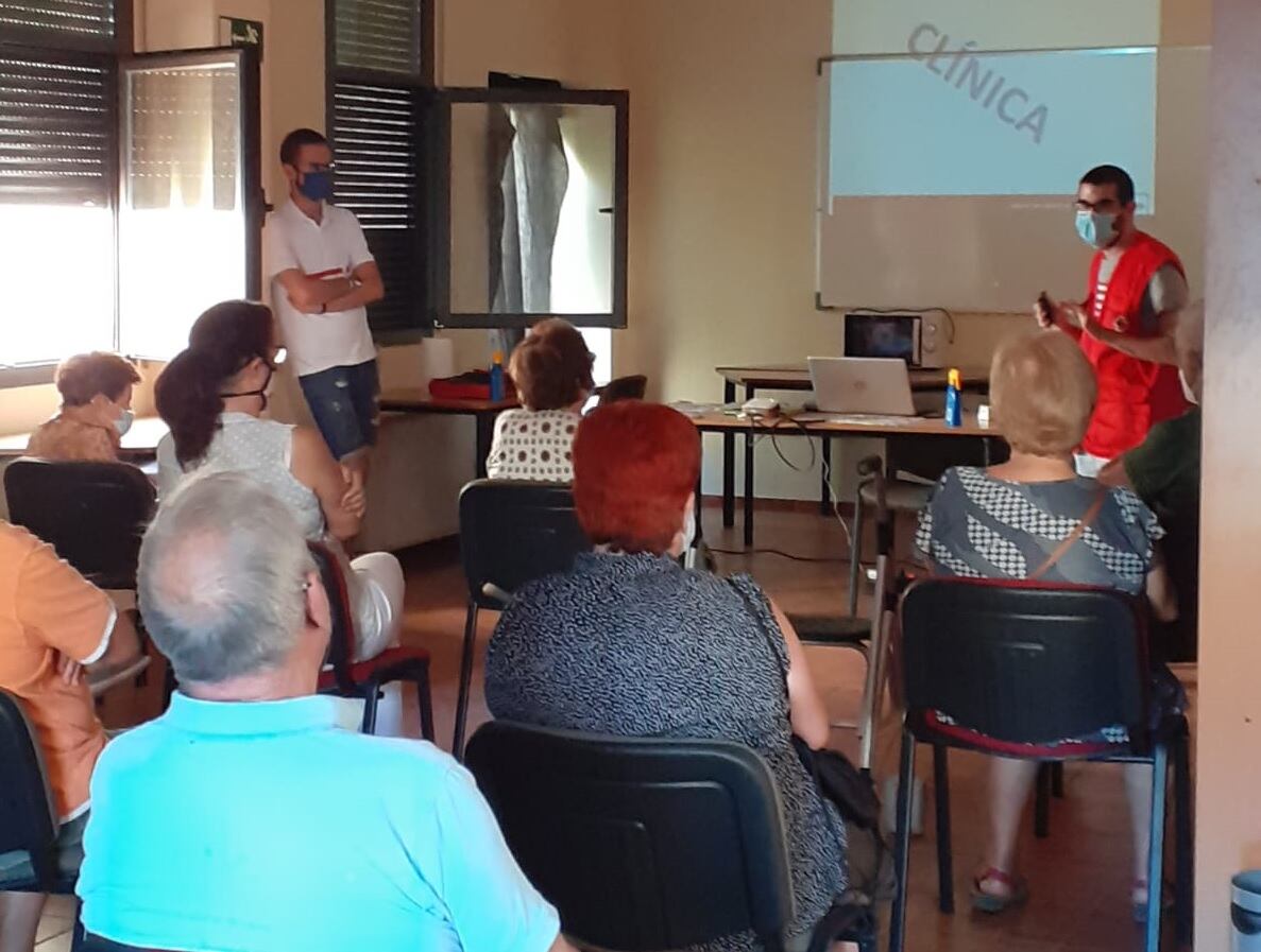 Voluntarios de Cruz Roja atienden a mayores durante una actividad