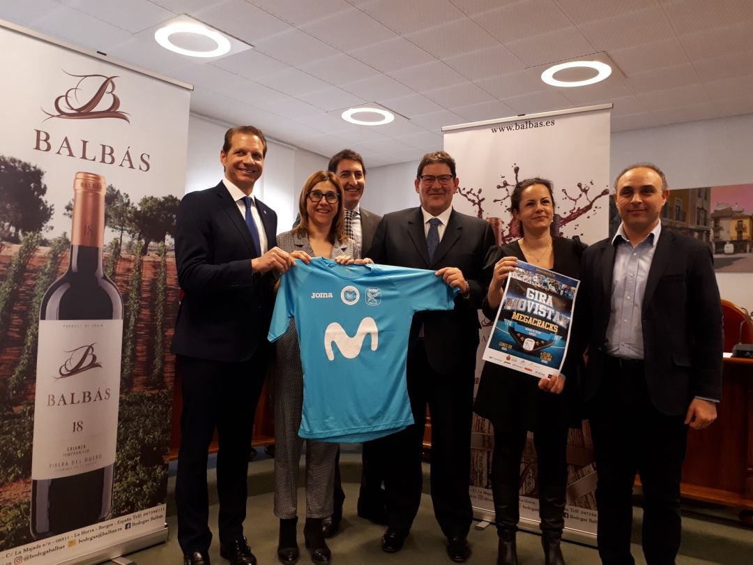 Los representantes de todas las entidades colaboradoras durante la presentación de la llegada de la Gira Movistar Megacracks a Aranda de Duero.