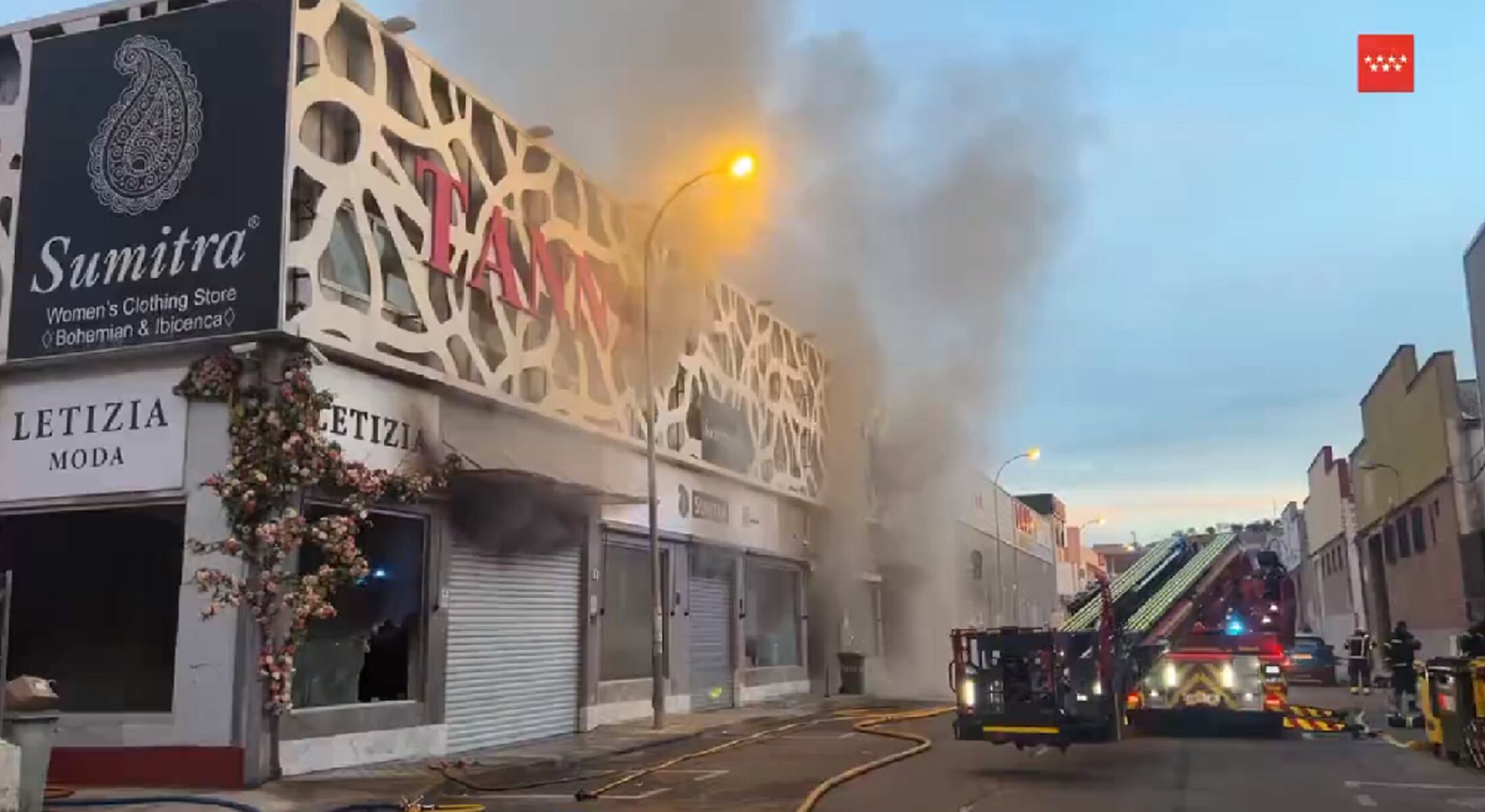 Incendio en dos naves en el polígono Cobo Calleja de Fuenlabrada.