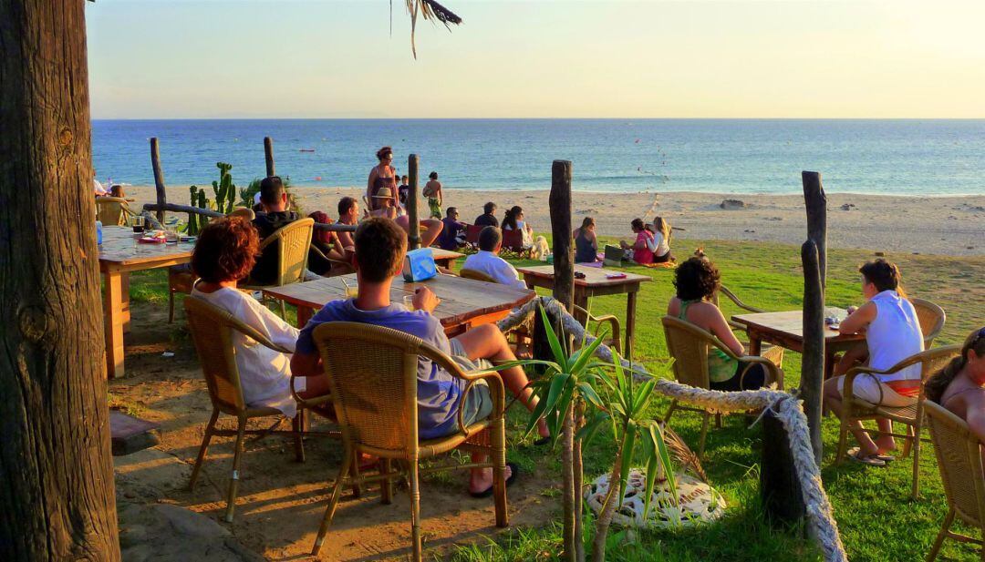 Turistas disfrutando de un chiriguito en una playa de la provincia de Cádiz