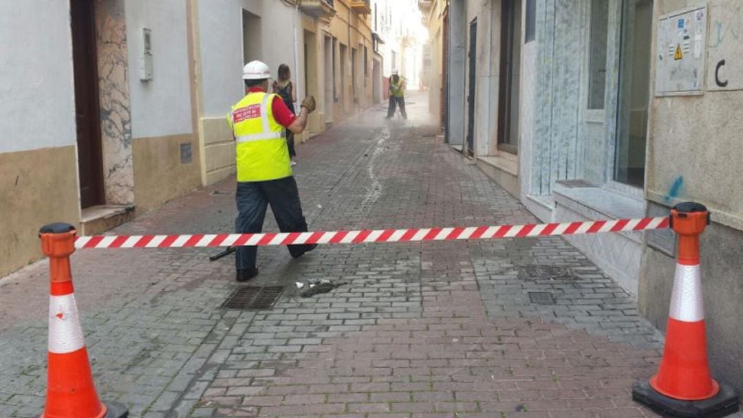 Imagen de operarios de limpieza trabajando en Almuñécar