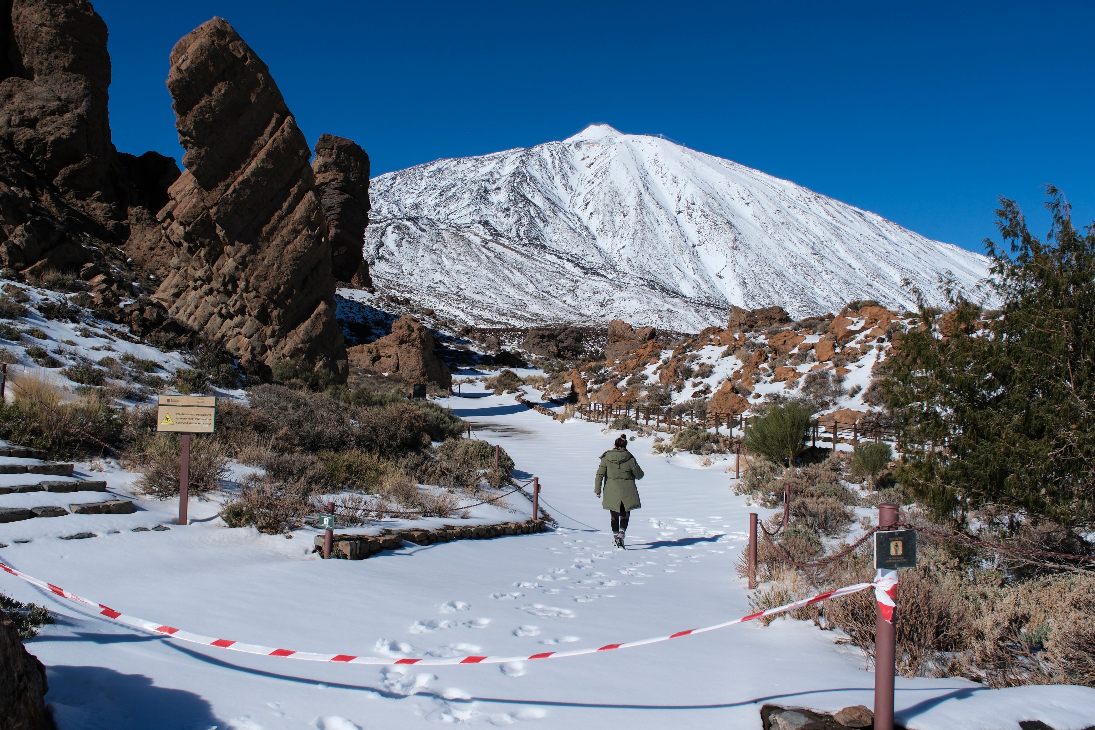 GRAFCAN8214. LA OROTAVA (TENERIFE) (ESPAÑA), 15/12/2025.- El Parque Nacional del Teide este lunes después del paso de la borrasca Emilia que ha dejado una gran cantidad de nieve y ha obligado a cerrar todos los accesos. EFE/Alberto Valdés