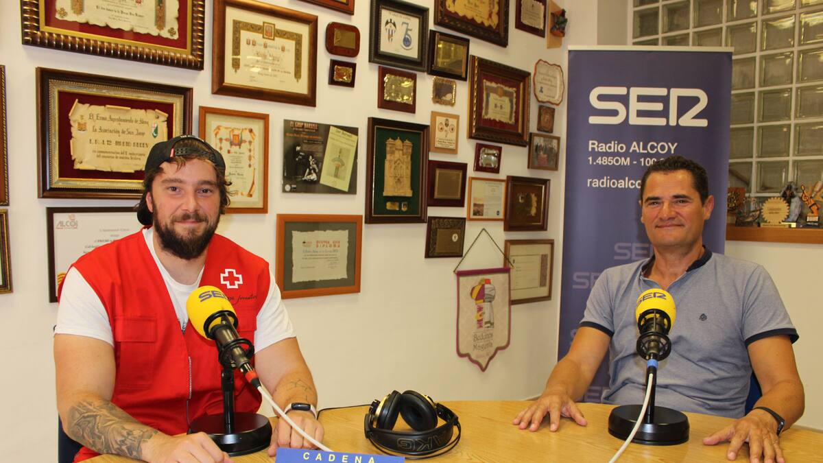 Voluntarios de la Cruz Roja de Alcoy enseñan castellano a familias ucranianas exiliadas por la guerra