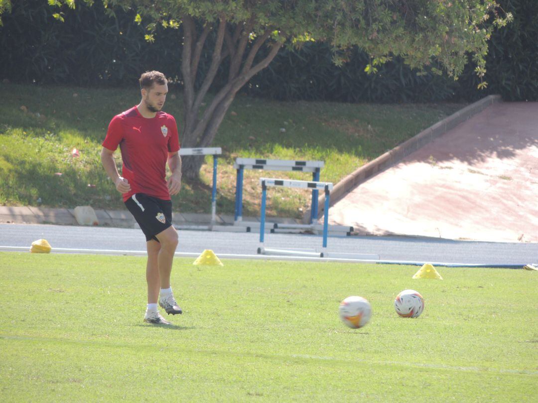 Vada sigue entrenando con los descartes del Almería.