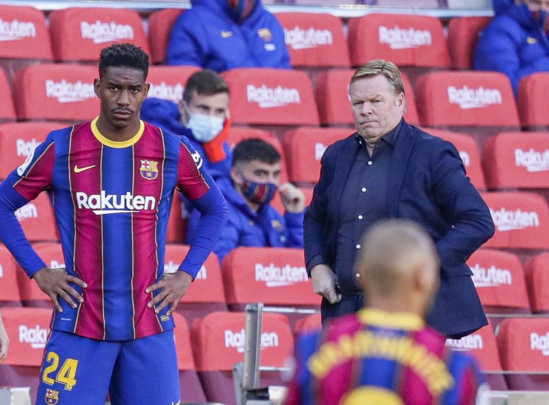 Junior Firpo salta al céped, ante la mirada de Koeman