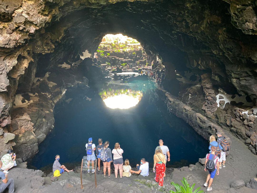 Turistas visitando hoy Jameos del Agua, uno de los Centros de Arte, Cultura y Turismo (CACT) más visitados 