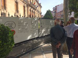 Varios jienenses observan las chilindrinas colocadas en la Diputaci&oacute;n de Ja&eacute;n.