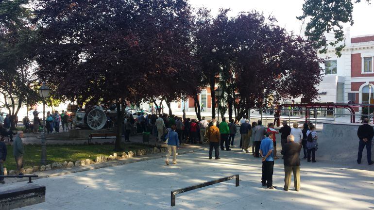 Numerosos ciudadanos se han acercado a la estación a la hora de la llegada del AVE
