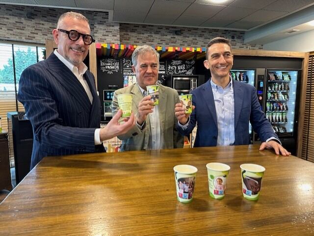 Representantes de Eboca y de la Fundación Infancia Solidaria con los vasos que conforman esta serie