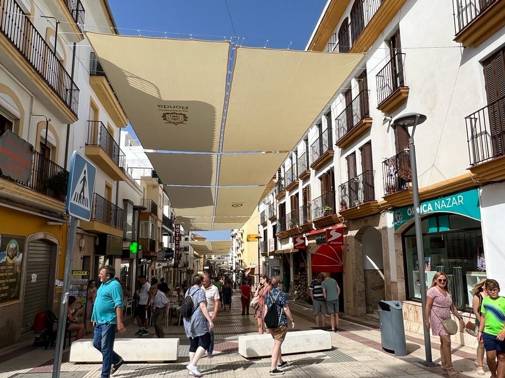 La carrera Espinel es la principal calle comercial de la ciudad del Tajo que cuenta con numerosos negocios