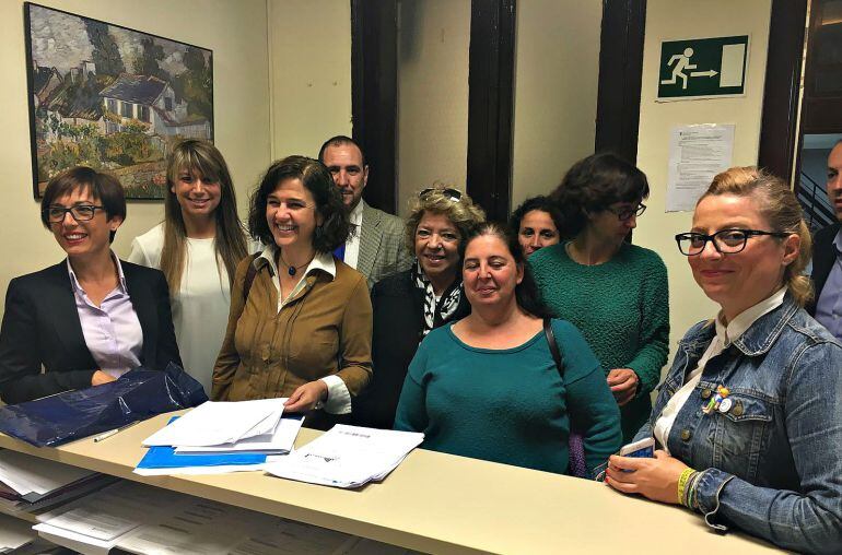 La portavoz del PSOE, María Gámez, y la concejala Estefanía Martín Palop (izda) con representantes vecinales, presenta en el Registro Municipal del ayuntamiento de Málaga el listado de nombres de mujeres para su inclusión en el callejero