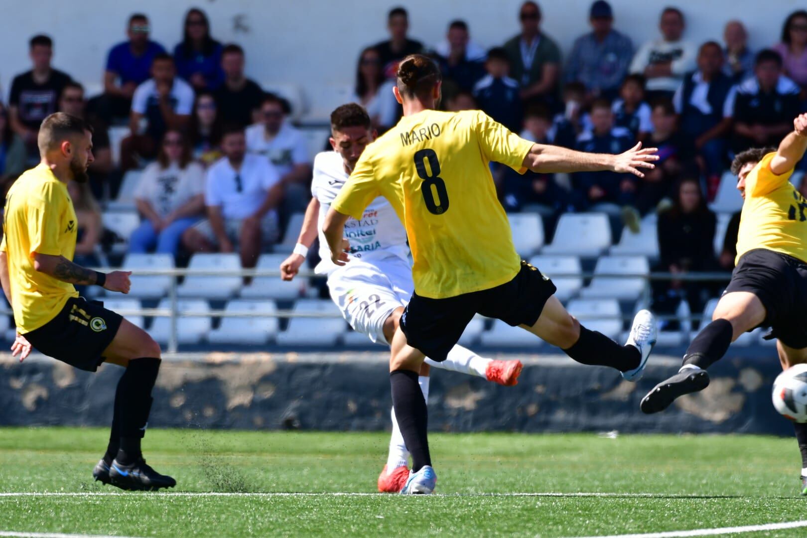 Mario Gómez y Dani Marín intentan interceptar el disparo del jugador balear