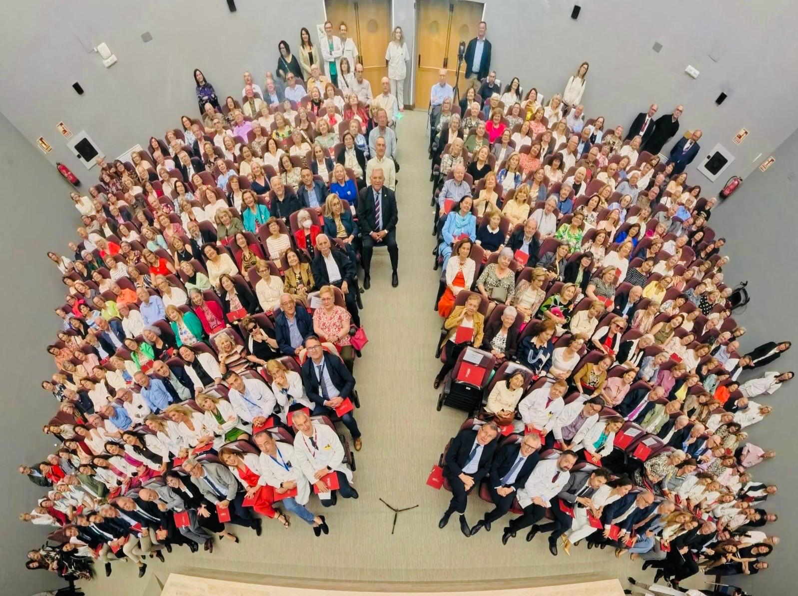 El hospital Virgen de la Arrixaca ha clausurado los actos por su 50 aniversario con un homenaje a sus profesionales