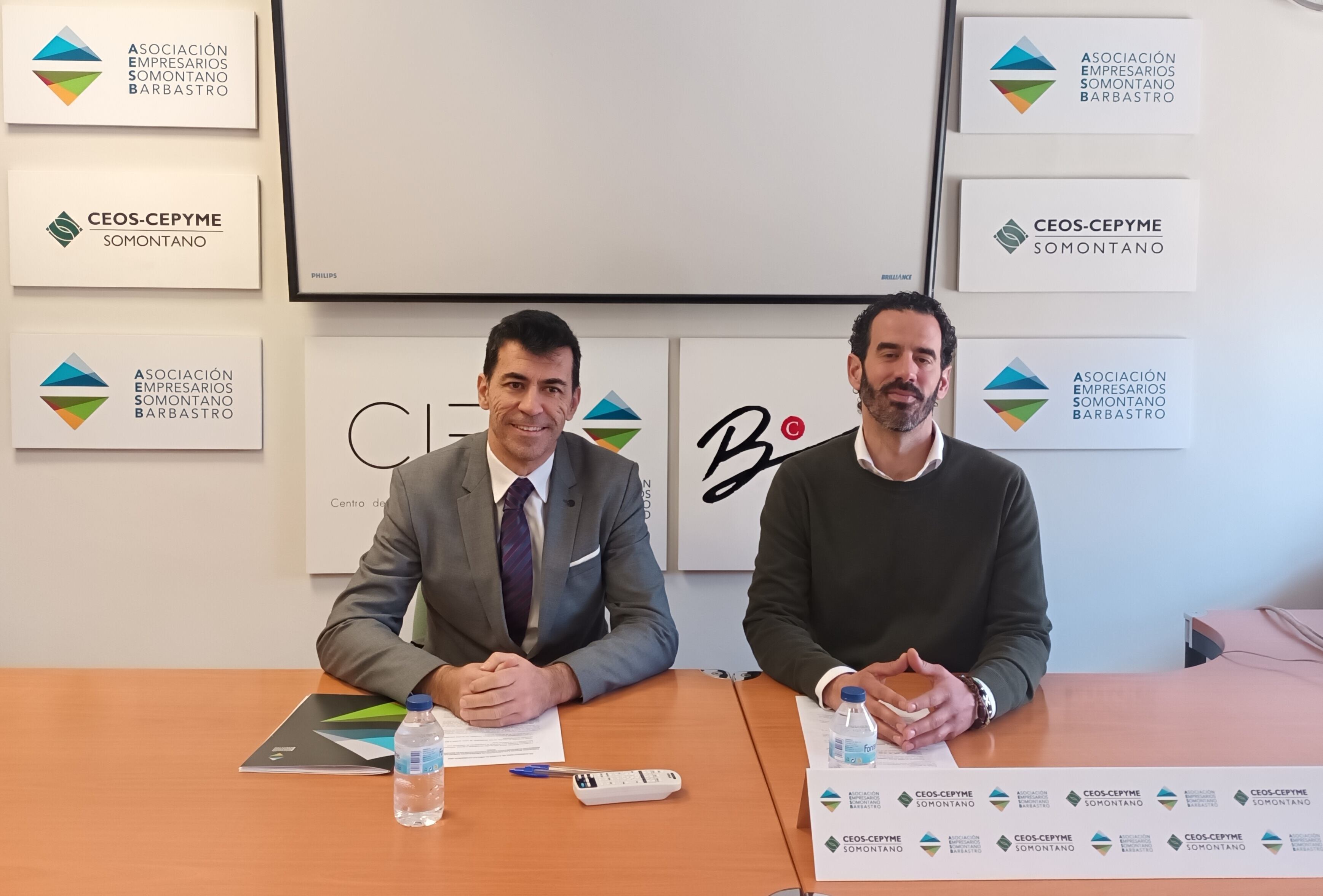 Javier Ruiz y Alberto Serrano han firmado el convenio en la sede de los empresarios de Barbastro