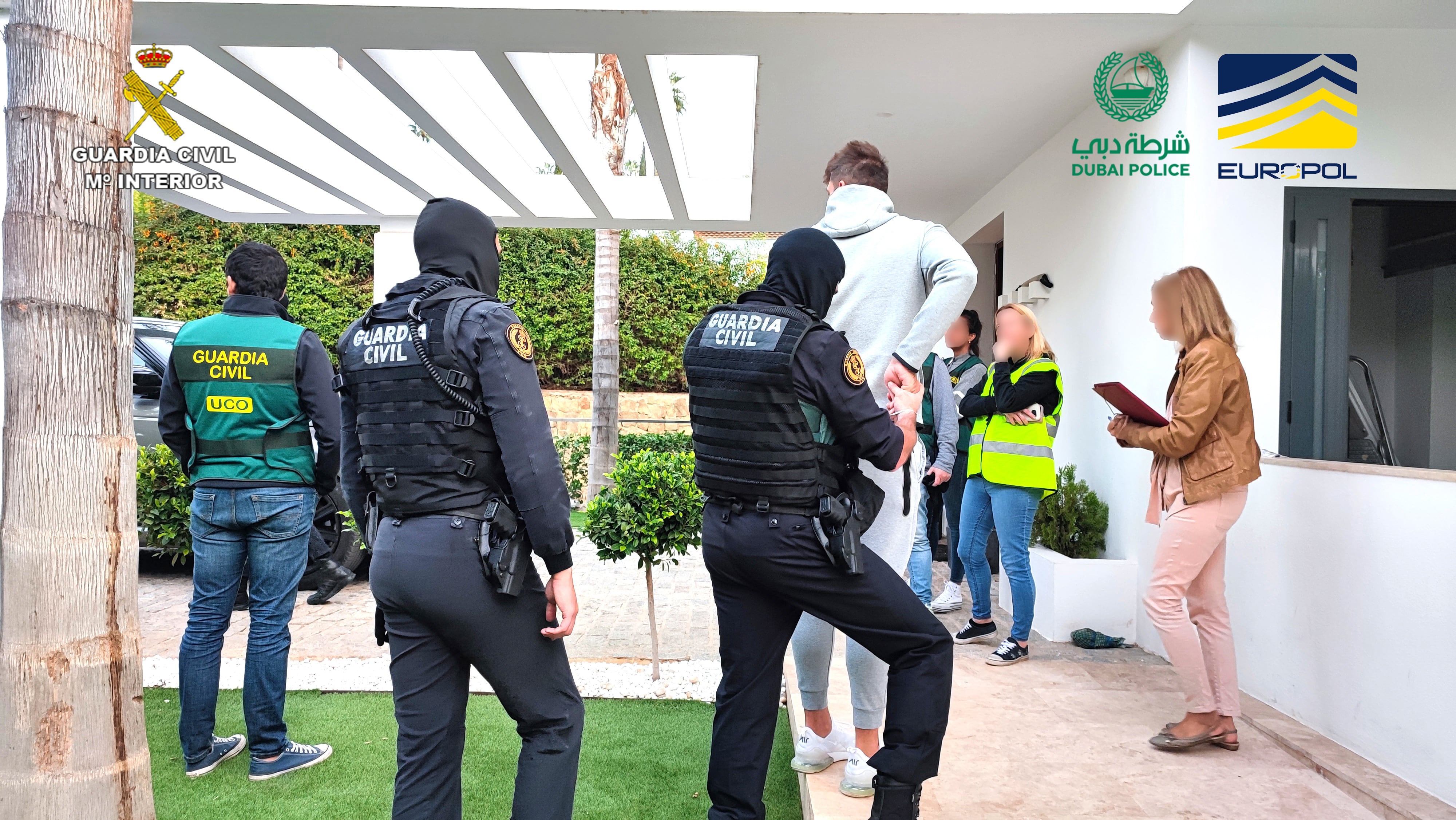 Momento en el que la Guardia Civil detiene a uno de los Objetivo de Alto Valor en Dubái, dentro de la operación Faukas