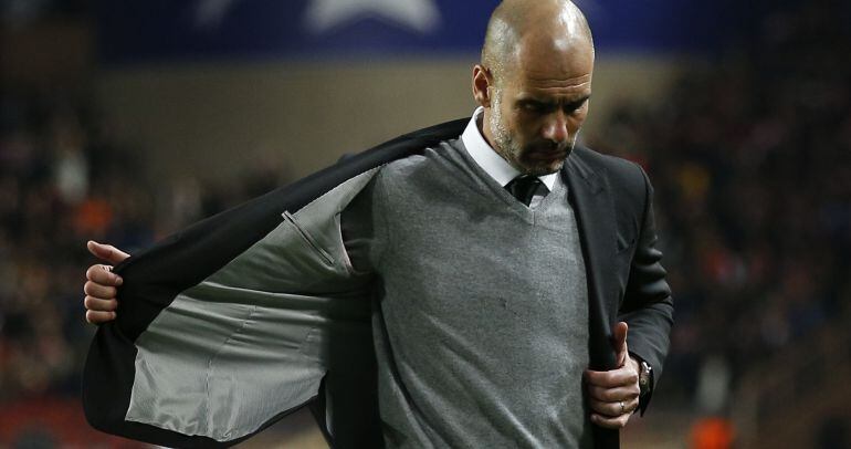 Pep Guardiola se tira de la chaqueta tras caer eliminado en la Champions League