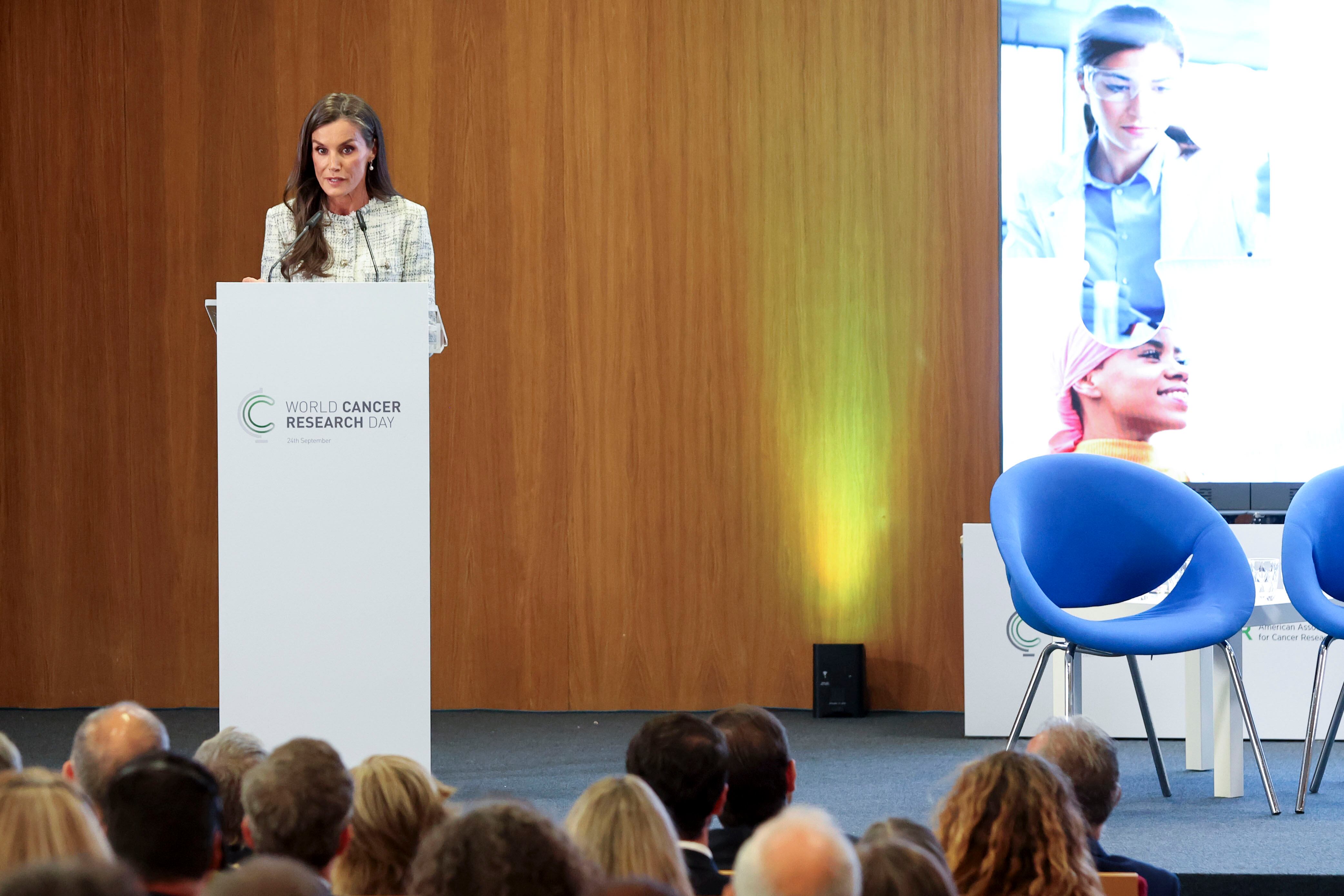SALAMANCA, 23/09/2025.- La reina Letizia visita el Centro de Investigación del Cáncer en Salamanca, como parte de los actos organizados en Salamanca para conmemorar el Día Mundial de Investigación del Cáncer. EFE/ JM. Garcia