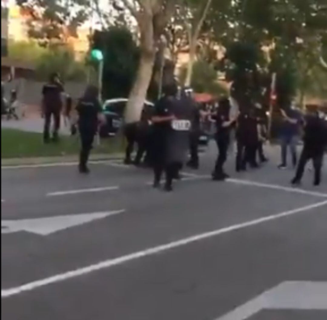 La policía ha disuelto una manifestación que pedía la dimisión de Ayuso. 