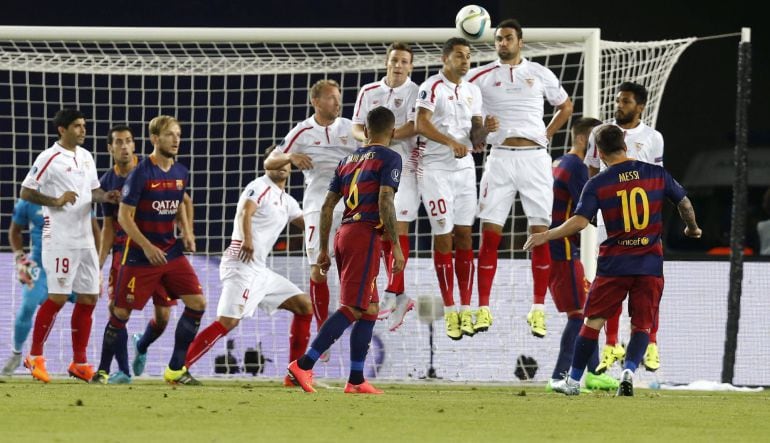 Leo Messi hace su primer gol en la Supercopa de Europa.