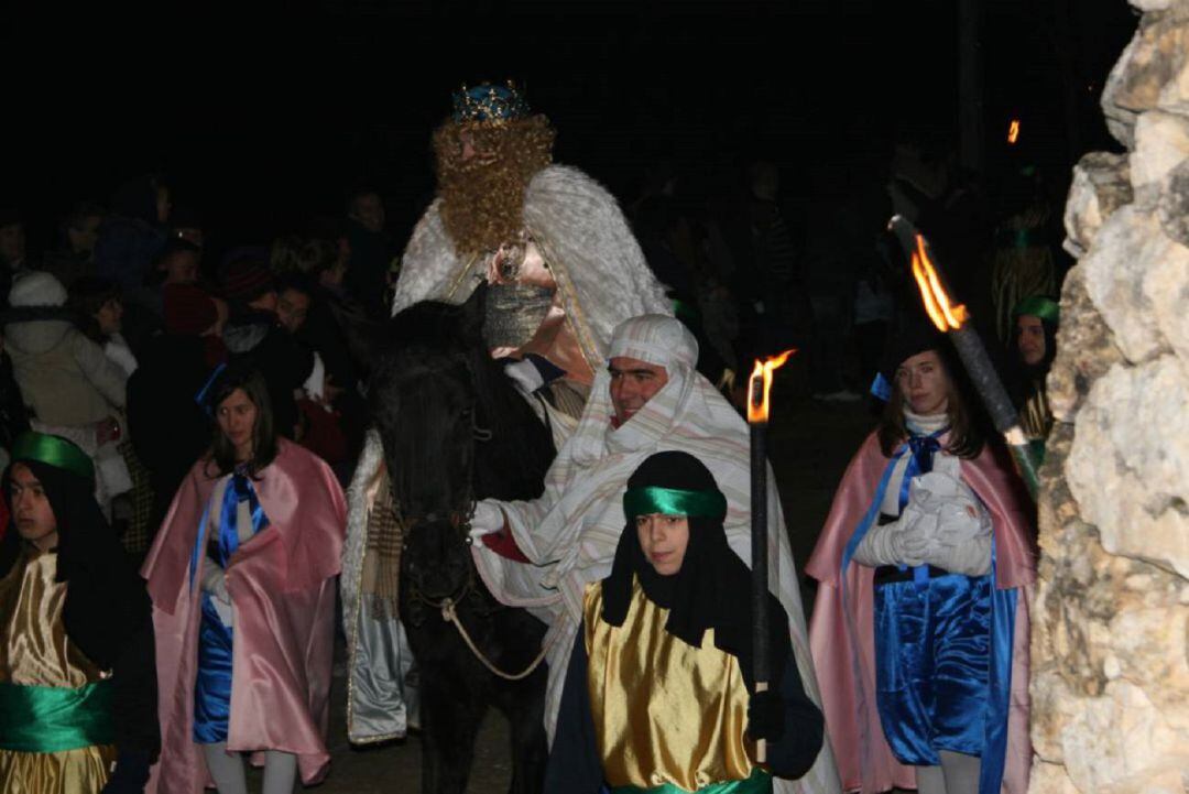 La Cabalgata de Torregalindo recrea numerosas escenas del nacimiento de Jesus comola adoración de los Reyes Magos