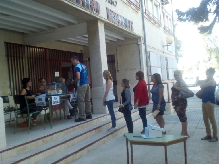 Madres y padres votando en el colegio Mariano Benlliure de Elche