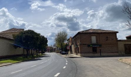 Imagen de la carretera que atraviesa Villafrechós (Valladolid).