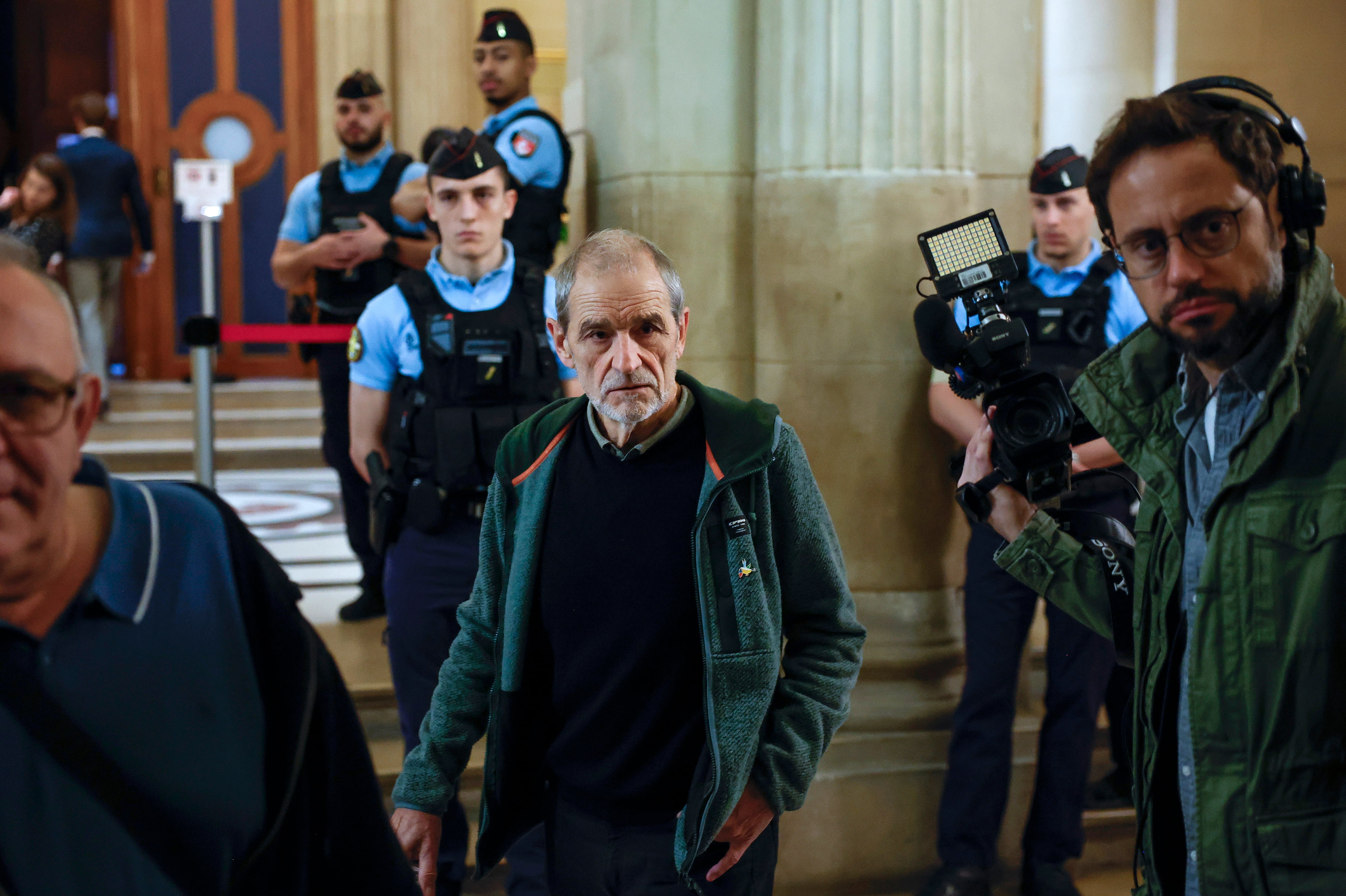 Paris (France), 09/04/2026.- Jose Antonio Urrutikoetxea Bengoechea (C), aka Josu Ternera arrives at the courthouse for his appeal trial in Paris, France, 09 April 2026. Josu Ternera is on trial for alleged participation in the Basque ETA separatist group between 2002 and 2005. (Francia) EFE/EPA/YOAN VALAT
