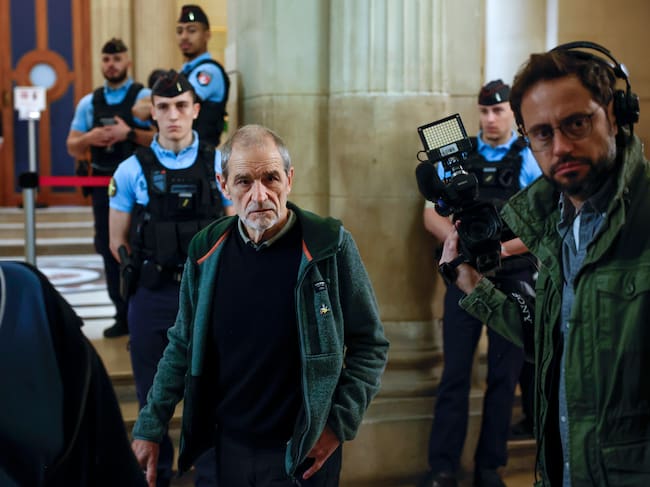 Paris (France), 09/04/2026.- Jose Antonio Urrutikoetxea Bengoechea (C), aka Josu Ternera arrives at the courthouse for his appeal trial in Paris, France, 09 April 2026. Josu Ternera is on trial for alleged participation in the Basque ETA separatist group between 2002 and 2005. (Francia) EFE/EPA/YOAN VALAT