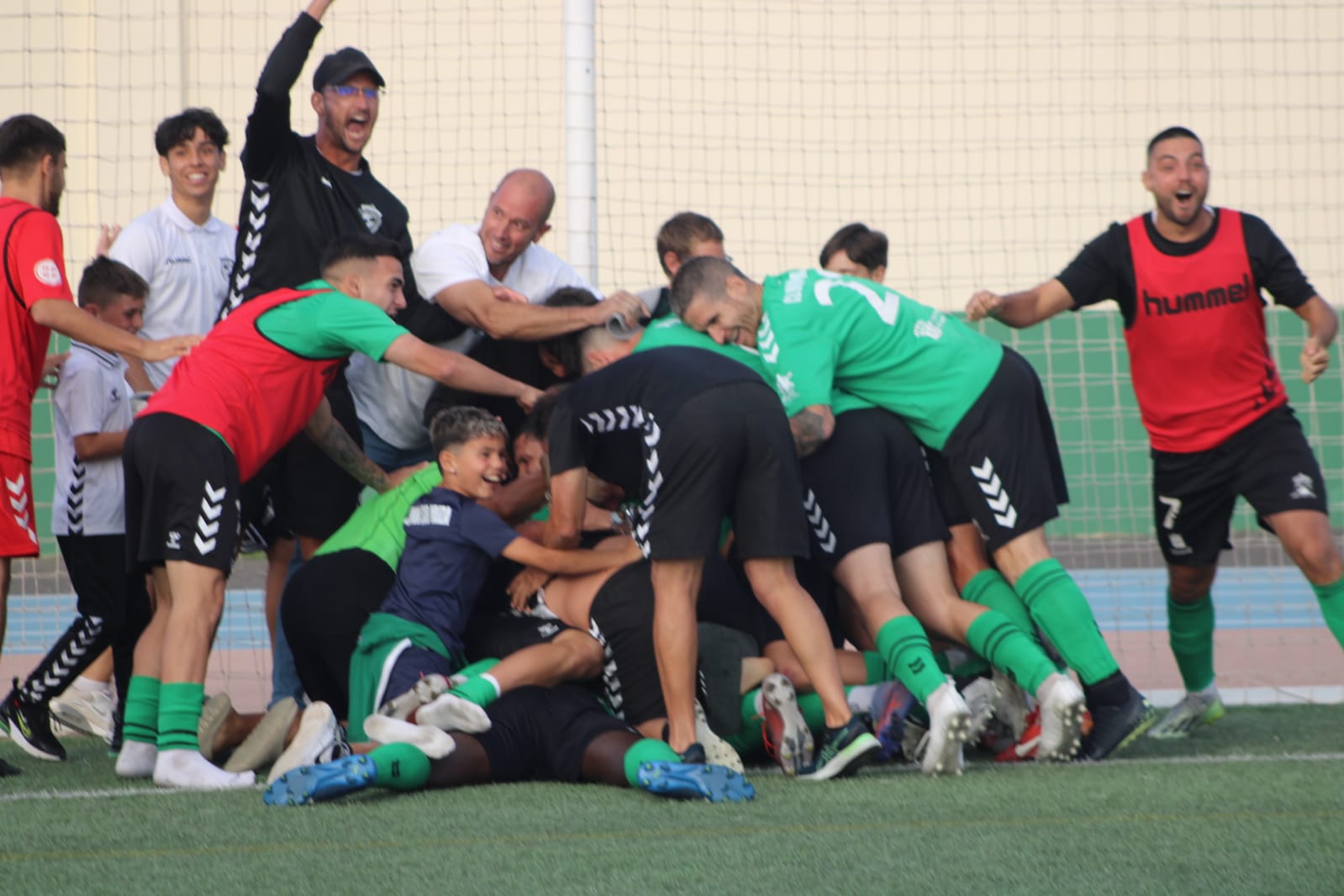 Los jugadores del Unión Sur Yaiza celebran la clasificación para la segunda eliminatoria de la fase de ascenso a Segunda RFEF.