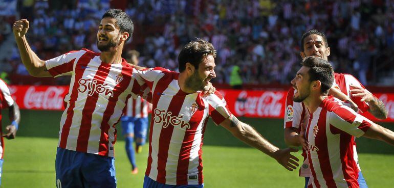 Los jugadores del Sporting celebran un gol