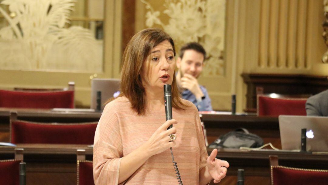 La presidenta del Govern, Francina Armengol, en el pleno del Parlament.