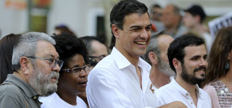 GRA127 MADRID, 04/07/2015.-El secretario general de UGT, Cándido Méndez (i), el secretario general del PSOE, Pedro Sánchez, y el diputado de IU Alberto Garzón (d), al comienzo del tradicional desfile del Orgullo Gay que hoy recorre las calles de Madrid con el lema &quot;Leyes por la igualdad real ¡Ya!&quot;, en una semana en la que se celebra el décimo aniversario de la aprobación de la ley del matrimonio homosexual en España.-EFE/CHEMA MOYA