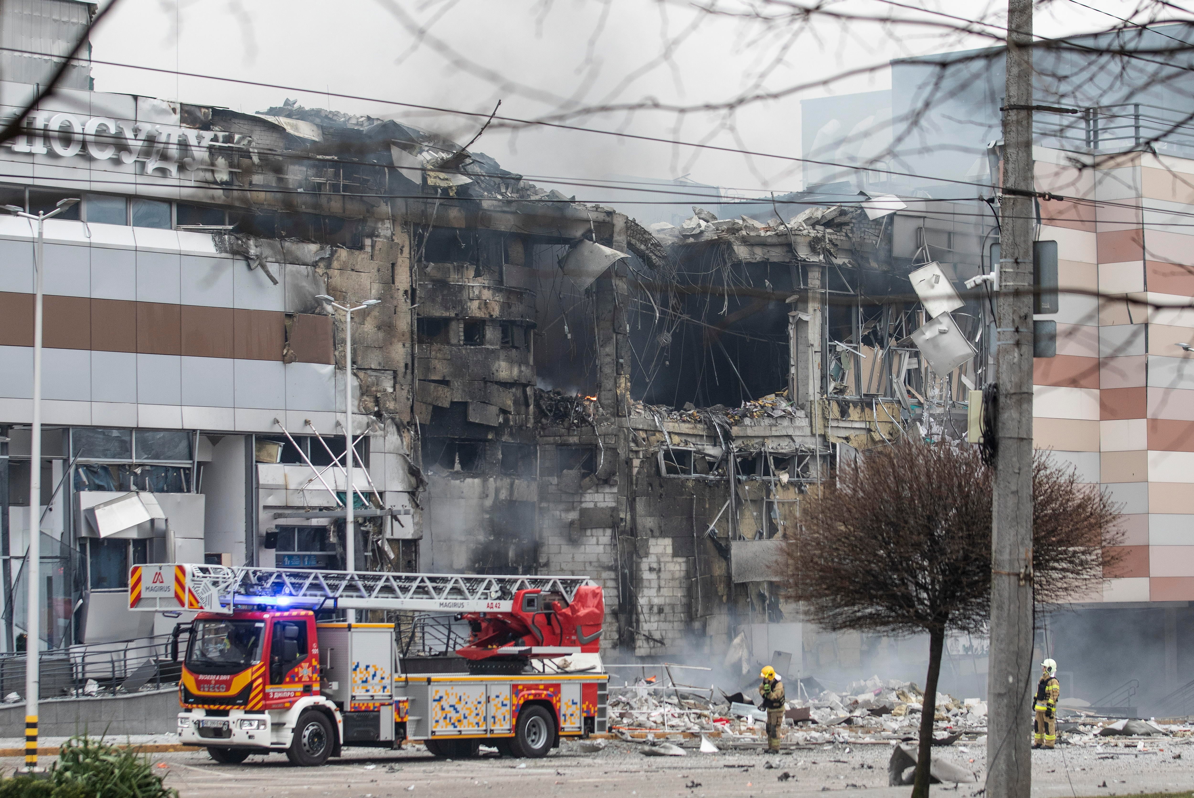 Efecto del impacto de un misil ruso en un centro comercial de Dnipropetrovsk