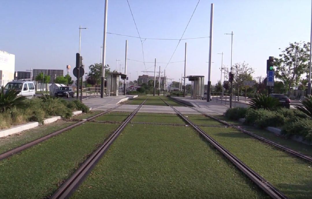 Las vías del sistema tranviario siguen vacías a la espera de la puesta en marcha de esta forma de transporte en Jaén capital