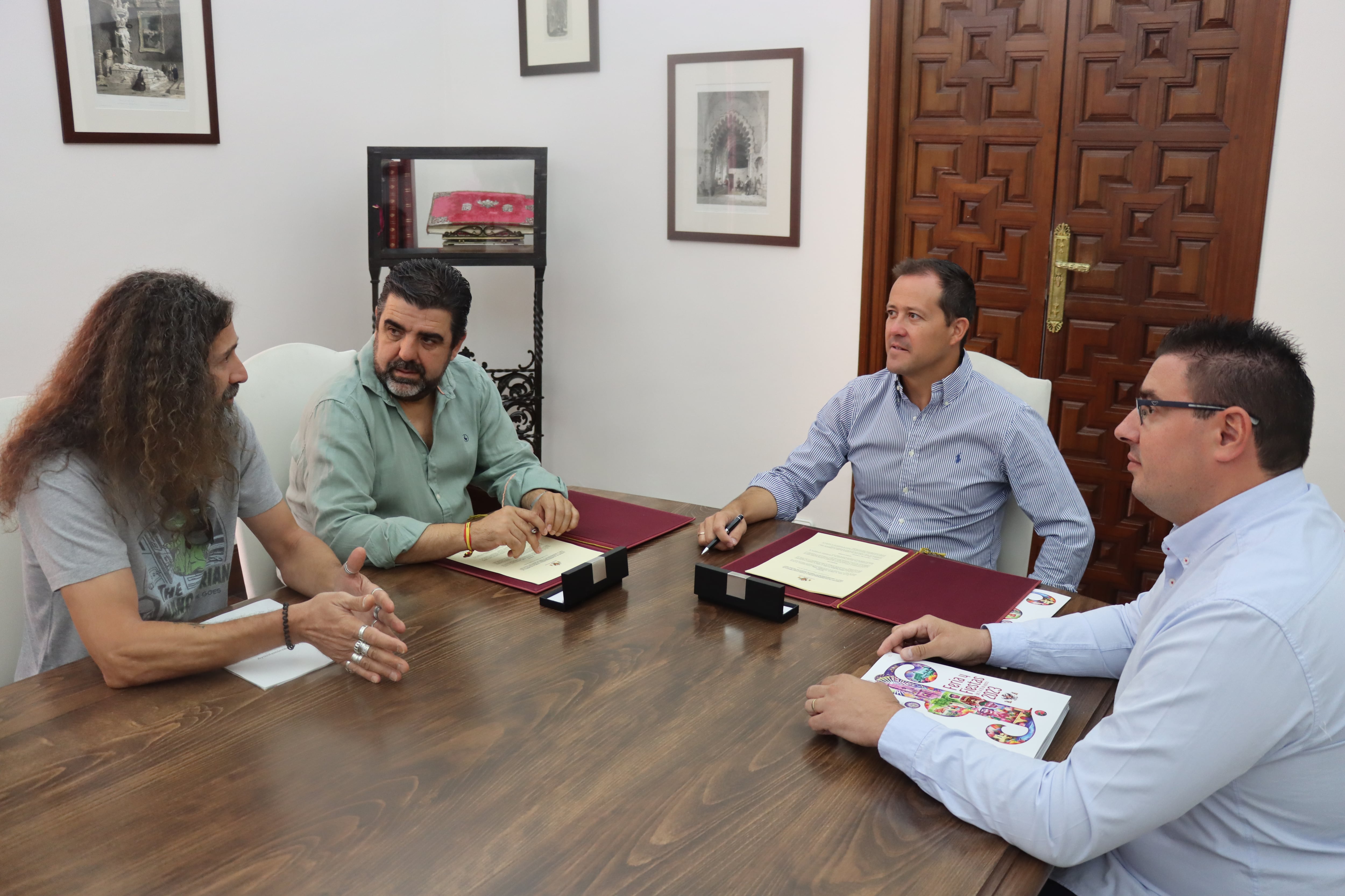 Firma del convenio, con el alcalde de Toledo, Carlos Velázquez, Tomás Palencia, presidente de la Asociación de hostelería. Concejal de Festejos, José Vicente García, y el tesorero de la Asociación, Víctor Manuel Carrillo.