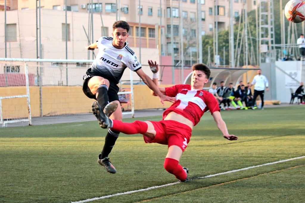 Un lance del derbi juvenil