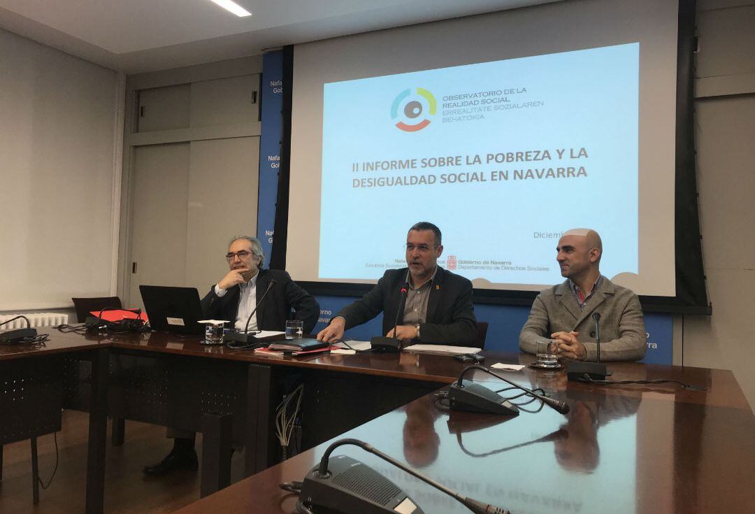 De izquierda a derecha, Patxi Tuñón, el vicepresidente Laparra y Antidio Martínez de Lizarrondo, durante la presentación del II informe sobre pobreza y desigualdad social en Navarra
