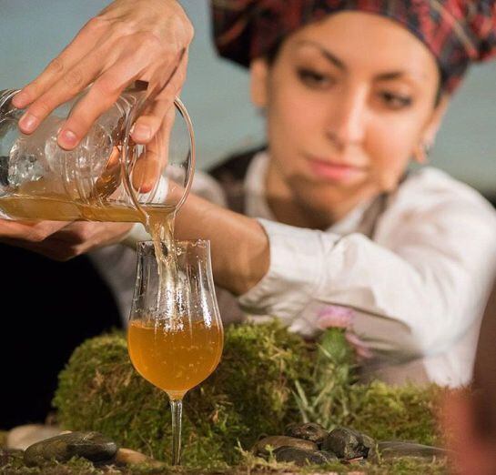 Adriana Chía, durante la final del World Class Competition, sirviendo su última creación: el &#039;ten-gallons cask&#039;, con whisky, extracto de pera, tofe, azúcar y bitter de tierra húmeda.