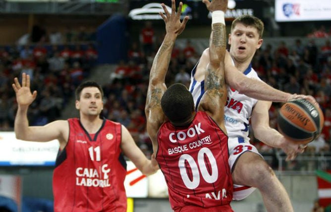 El pívot ucraniano del CSKA de Moscú Viktor Khryapa pasa un balón ante el base estadounidense del Caja Laboral Baskonia de Vitoria Omar Cook en un momento del cuarto partido de cuartos de final de la Euroliga de baloncesto en el que el equipo ruso ha apea