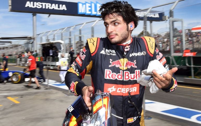 Carlos Sainz hace una mueca al box tras acabar los entrenamientos