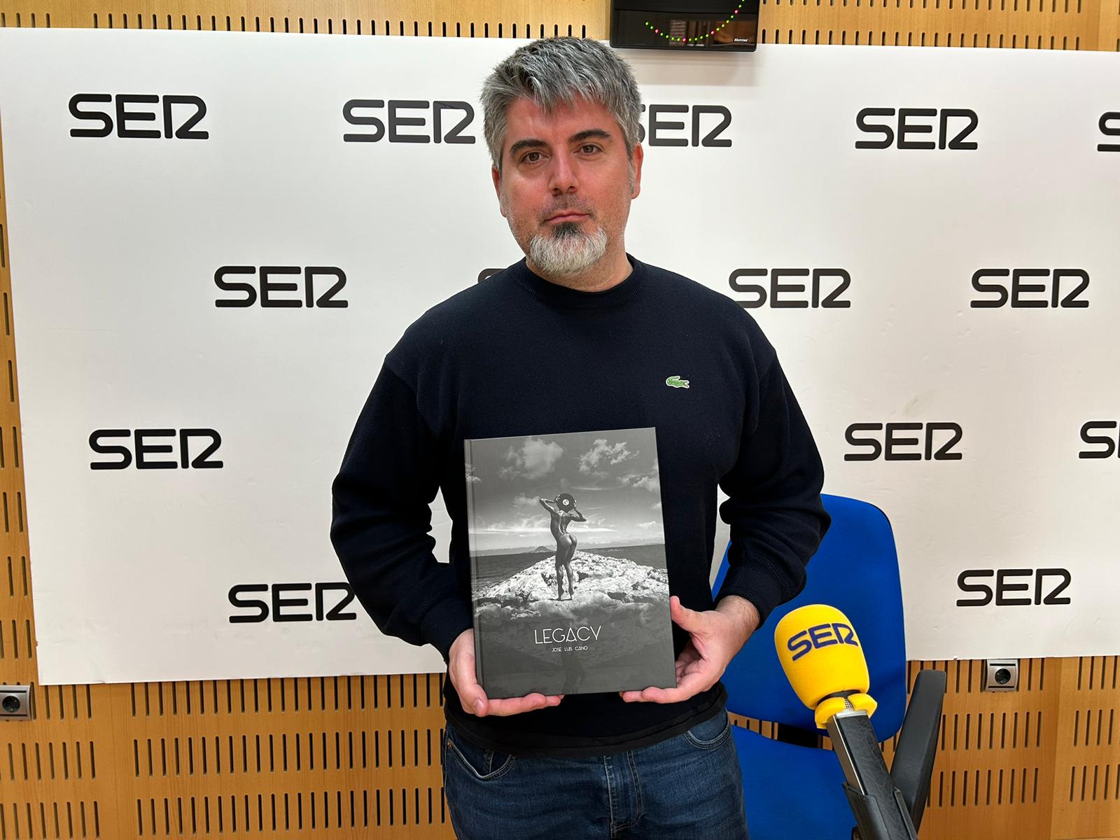 José Luis Cano sostiene un ejemplar de &#039;Legacy&#039;, en los estudios de Radio Murcia, donde ha participado en el programa Hoy por hoy