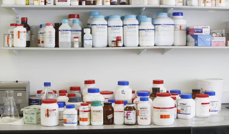Imagen de medicamentos en un laboratorio.