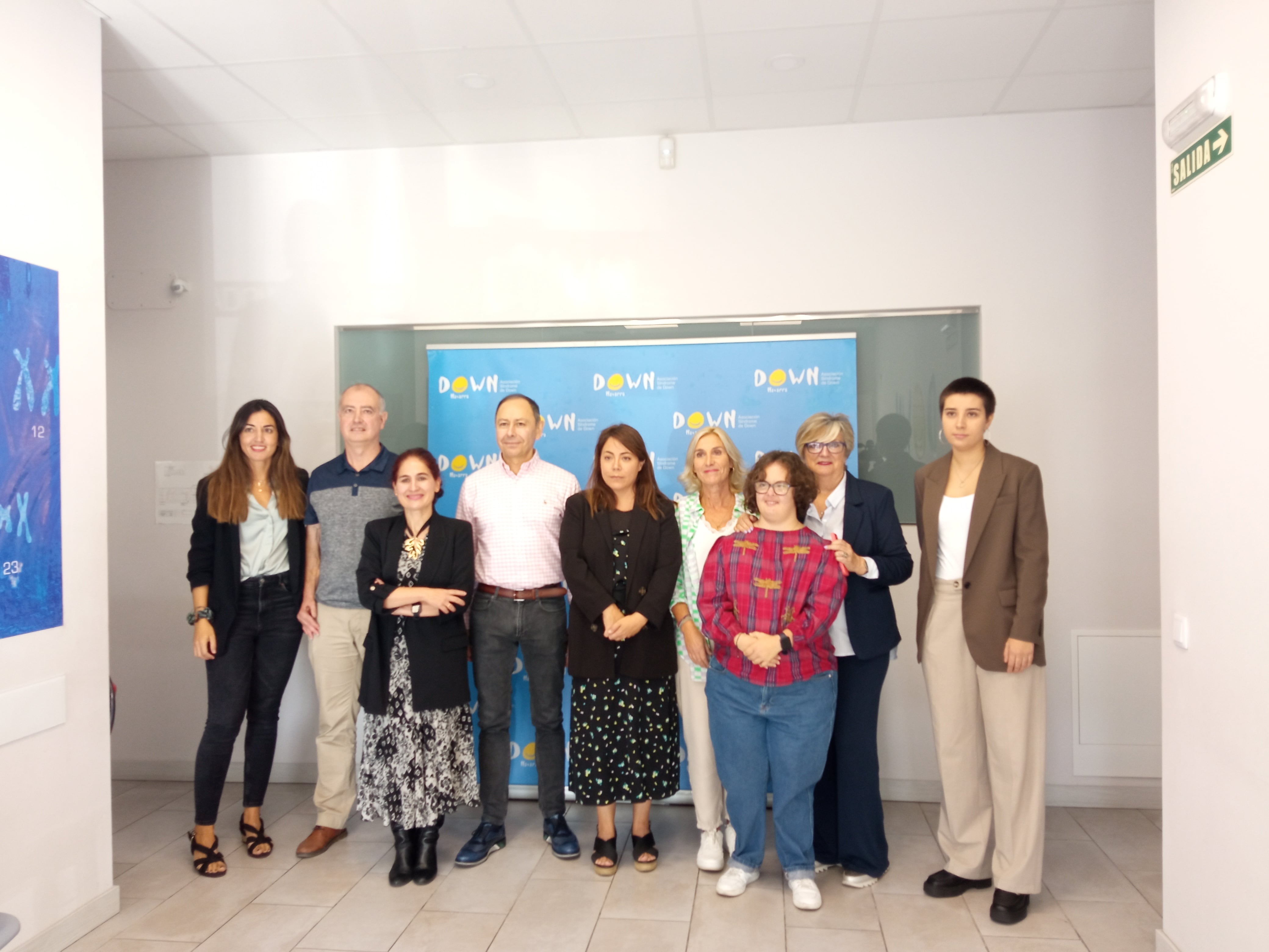 Miembros de la Asociación Síndrome de Down Navarra junto a empresas colaboradoras