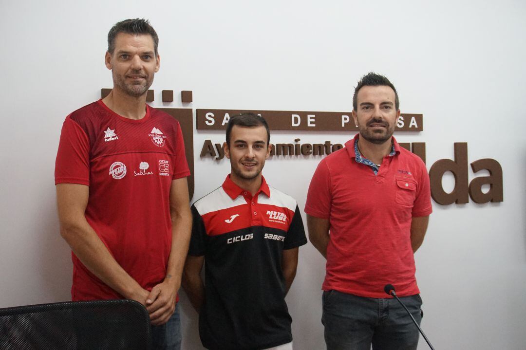 Antonio Sabater, Pte. de la Fundación José Sabater, con Samu Jover (C) y Fernando Gómez, edil de Deportes (D)