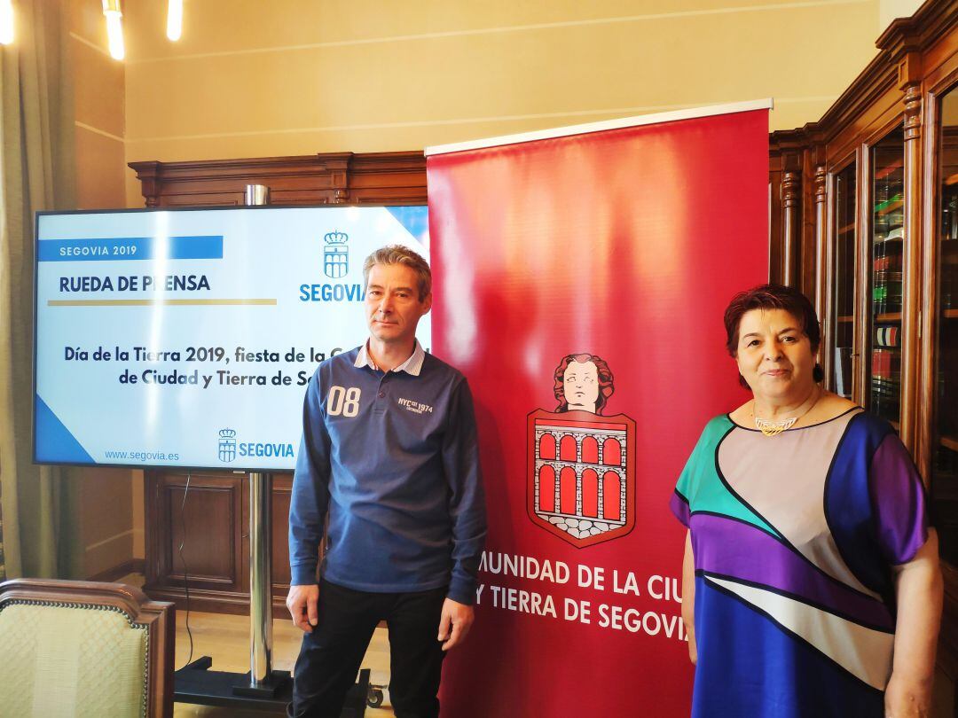 Jesús Martín, Procurador del Sexmo de cabezas, y la alcaldesa instantes antes de la presentación de la programación del Día de la Tierra 2019