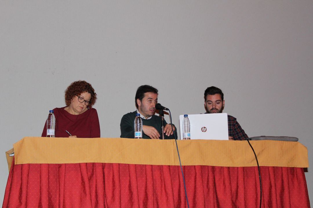 La presidenta de ADIMAN, Mari Carmen García junto al alcalde de Iniesta, José Luis Merino y uno de los técnicos que está desarrollando la Ruta del Vino. 